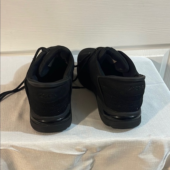 Men's Black Athletic Shoes - Picture 4 of 7